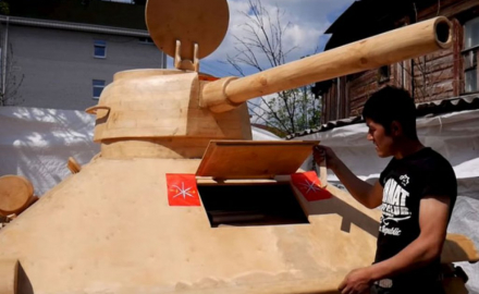 Mladi stolar izradio drveni tenk T-34 u prirodnoj veličini