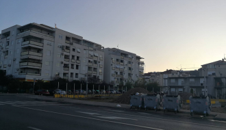 Glavni grad: Auto-perionica u Bloku 9 po zakonu; Stanari: Ali ne i po mjeri ljudi!