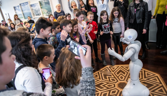 Telekom: Djeca u posjeti Telekomu od robota Pepper učila o robotici i inženjerstvu