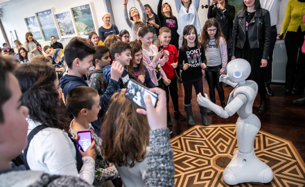 Telekom: Djeca u posjeti Telekomu od robota Pepper učila o robotici i inženjerstvu