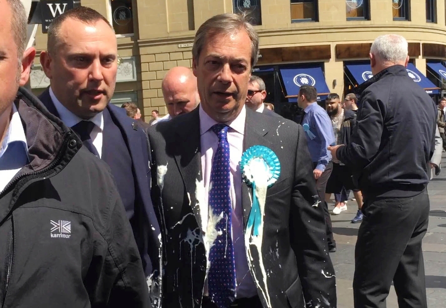Britanski pro-Bregzit političar Faraž gađan milkšejkom