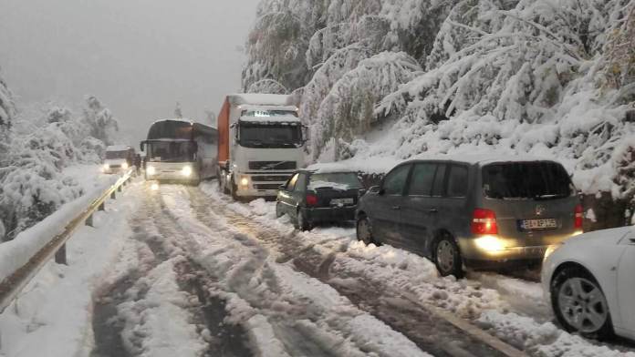 Prvi snijeg donio probleme: Bez struje dio Bijelog Polja, Plav, Andrijevica, Gusinje, zastoji na putevima...
