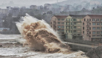 Snažan tajfun pogodio Kinu, 13 poginulih, evakuiše se stanovništvo, letovi otkazani