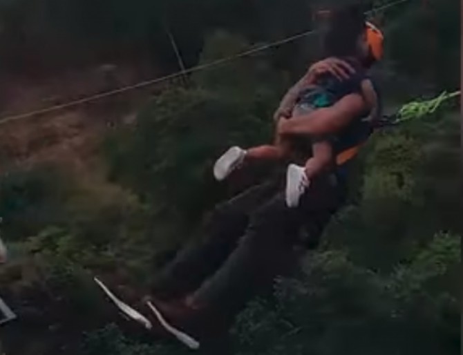 Uzeo je djevojčicu u naručje i skočio da visine od 60 metara