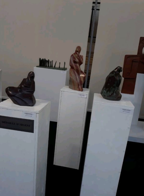 Tri skulpture