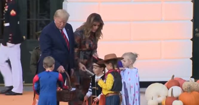 Bijela kuća u stilu uklete šume: Melanija i Donald Tramp dijelili djeci slatkiše