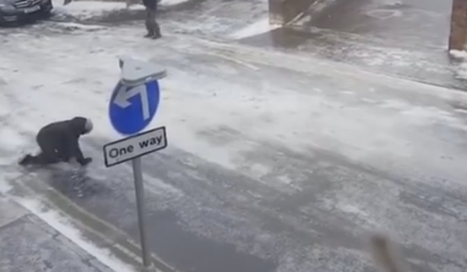 Urnebesan snimak: Stanovnicima ove ulice nije nimalo lako