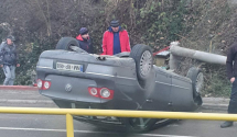 Automobil na krovu, od siline udara prepolovljen betonski stub