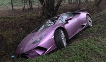 Ljubičasti Lamborgini završio u kanalu