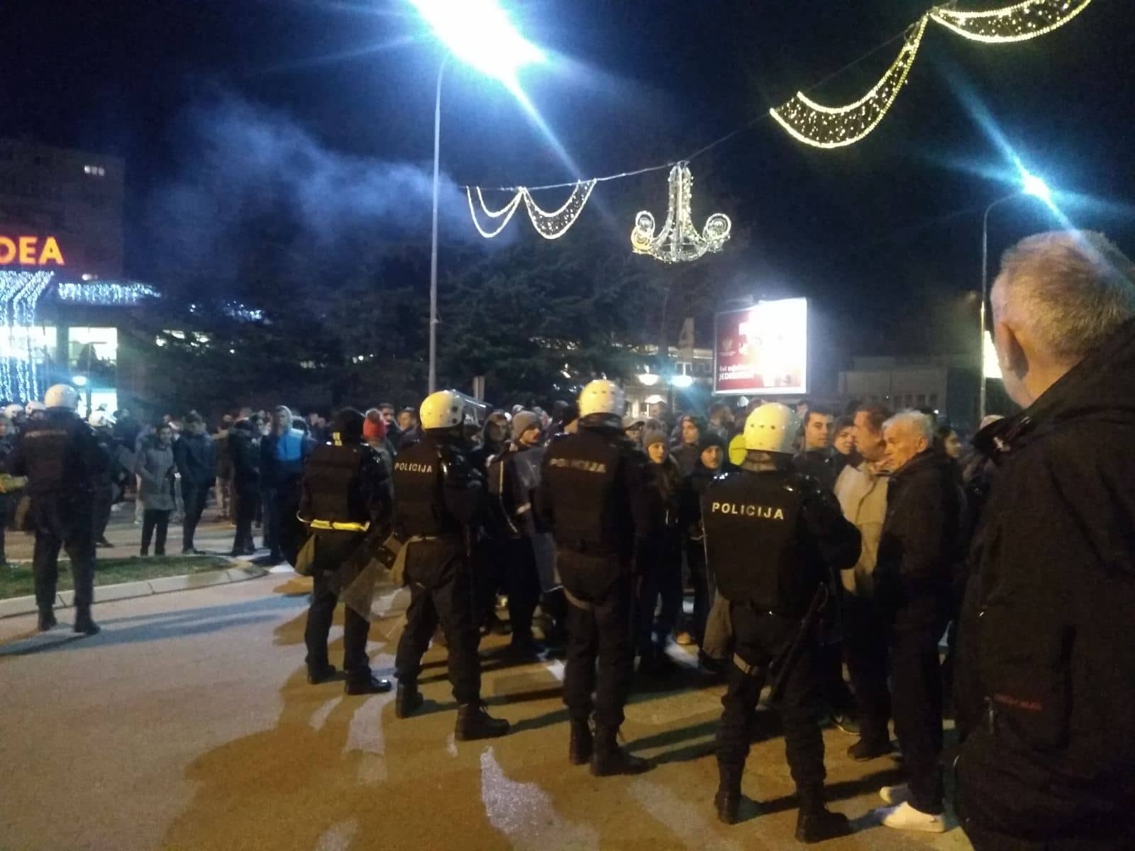 Pogledajte snimke: Nikšićani na ulici, baklje i petarde...