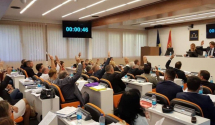 Demokrate pokušavaju da izdejstvuju skraćenje mandata lokalnog parlamenta?