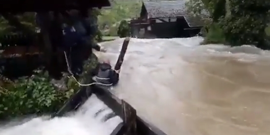 Ovo nikako ne smijete raditi u slučaju poplava, pogledajte snimak