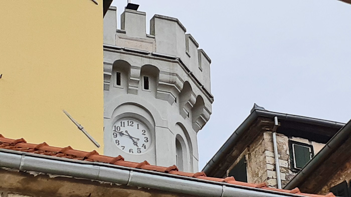 Sat na gradskoj Tori u Novom malo radi - malo ne radi