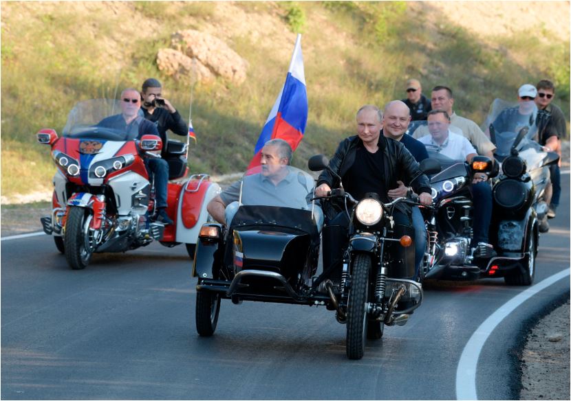 Pogledajte fotografije: Putin u kožnoj odjeći vozio motor na Krimu, Ukrajina protestuje