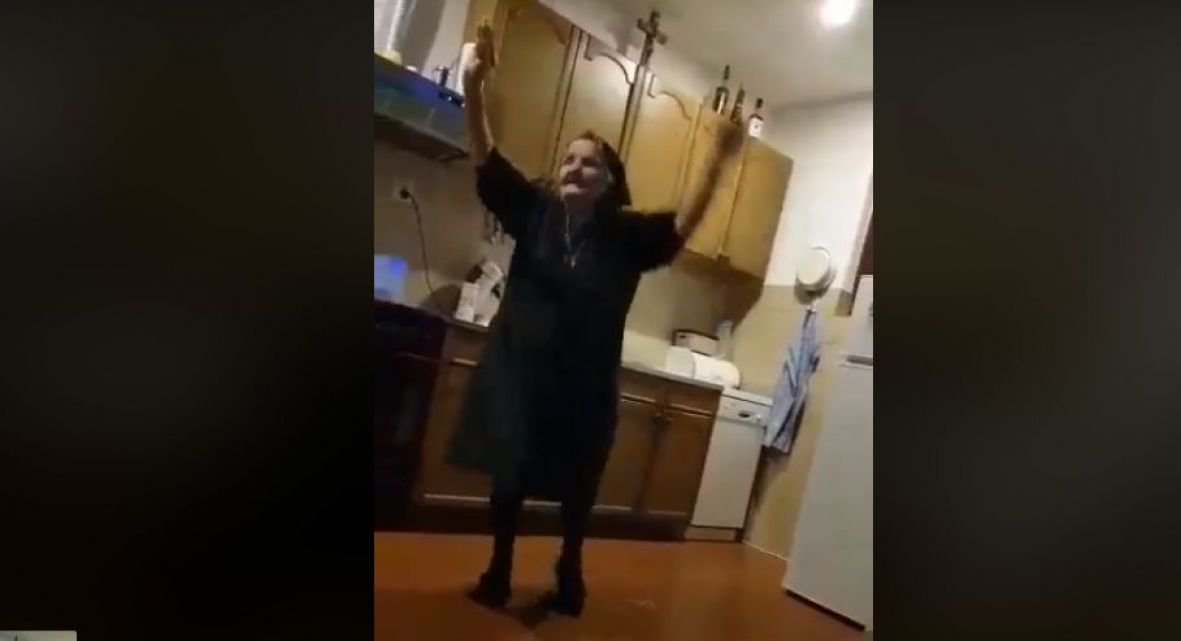 Baka iz BiH srušila intenet: Pogledajte kako pleše