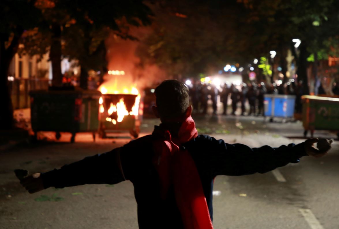 Nove demonstracije Albanaca sa molotovljevim koktelima i poslije poziva na uzdržanost