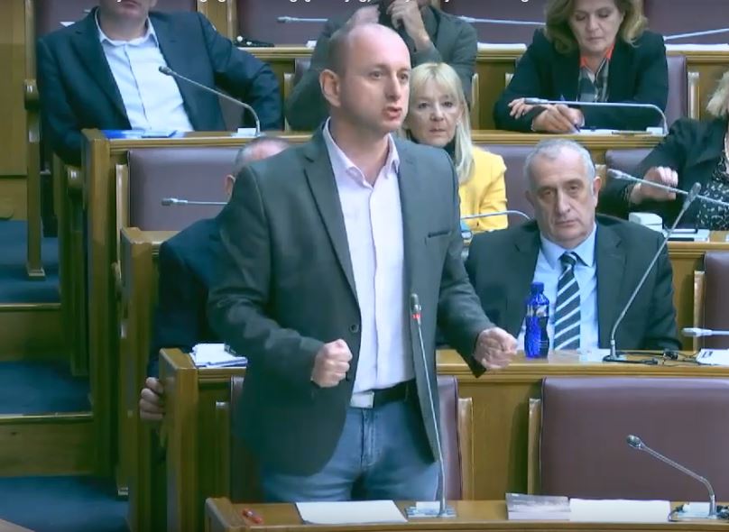 Reakcije na privođenje majke Milana Kneževića