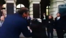 Oliver Mandić poljubio Vučića u ruku