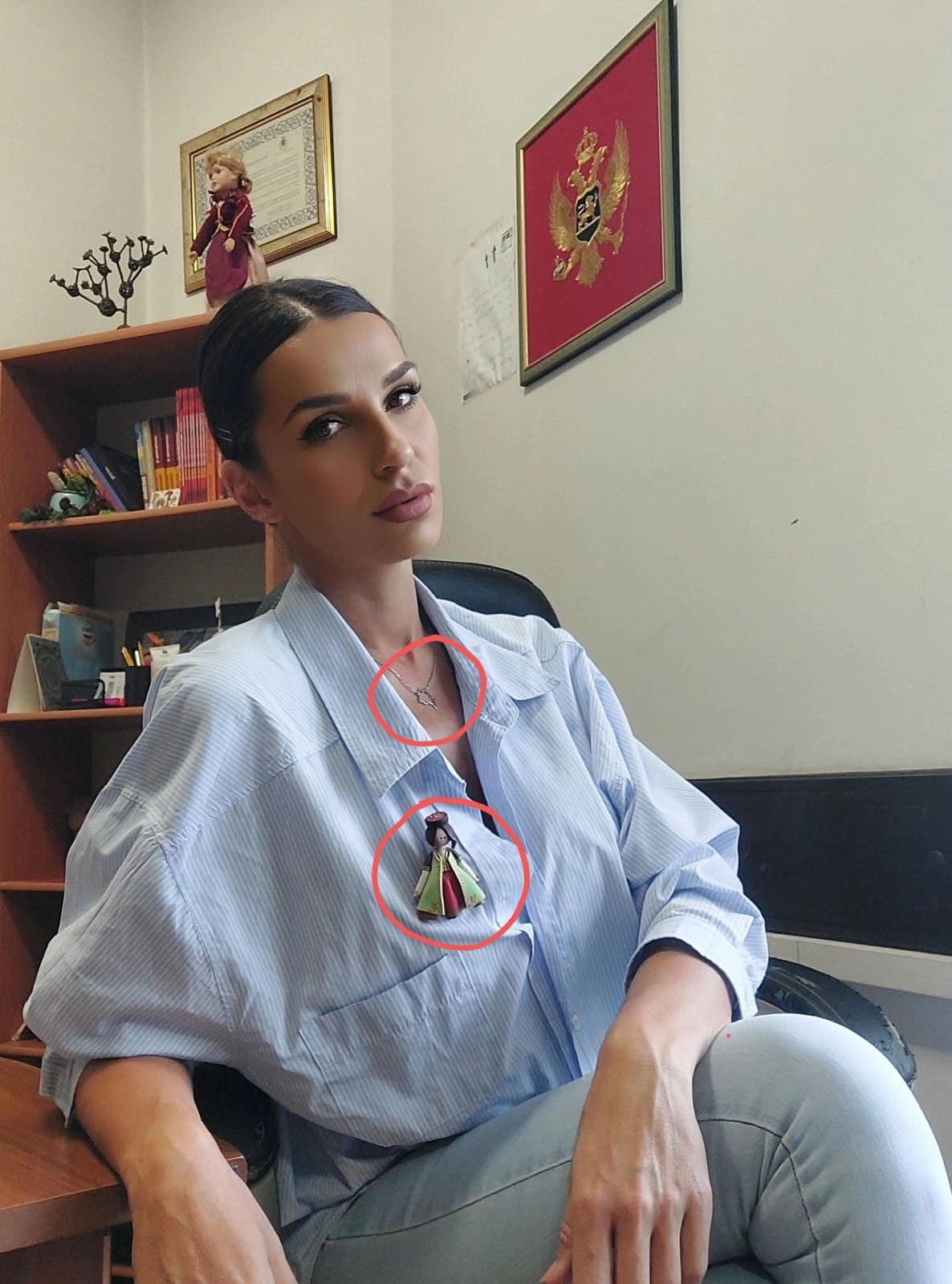 Na slici se vide broš Crnogorke i ogrlica sa mapom Crne Gore koje je nosila na posao