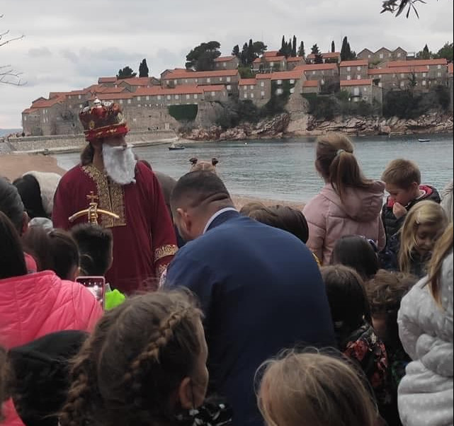 Budva ukinula Djeda Mraza, poklone dijelio Božić Bata