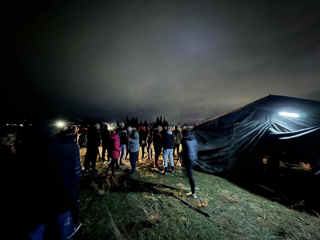 VIDEO Mještani Botuna večeras podigli još dva šatora, doveli i mašine i ispalili vatromet