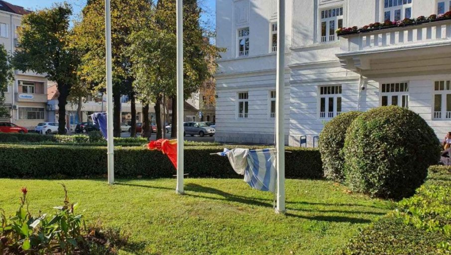 Povodom 102 godine od Podgoričke skupštine Vuković spustio zastave do zemlje!