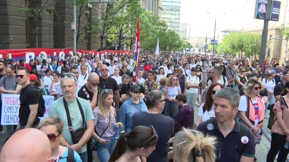 Završeni protesti u Beogradu i Novom Sadu, Mićin protiv ploče ispred Željezničke stanice