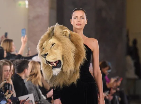 Novi modni trend: Irina Šajk i Naomi Kembel na sebi nosile glave životinja