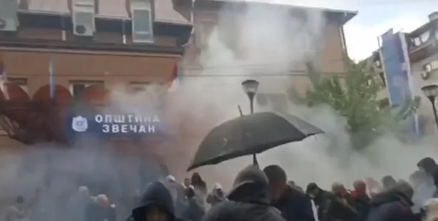 Suzavac i šok bombe u Zvečanu, kosovska policija ušla u zgradu opštine