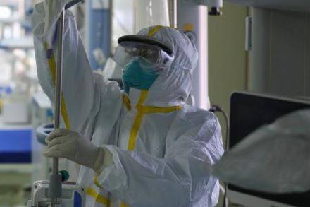 Trinaest žrtava koronavirusa u Srbiji, 55 osoba na respiratorima