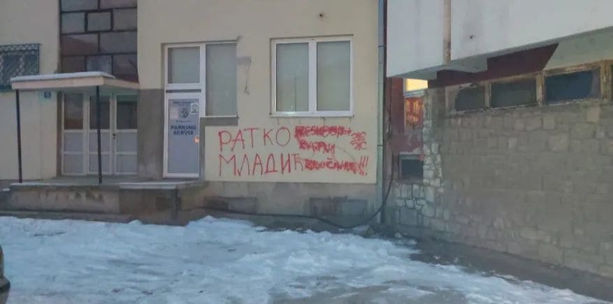 Čitaoci šalju: Grafit posvećen Mladiću i dalje na zgradi; Šta radi lokalna vlast u Pljevljima?