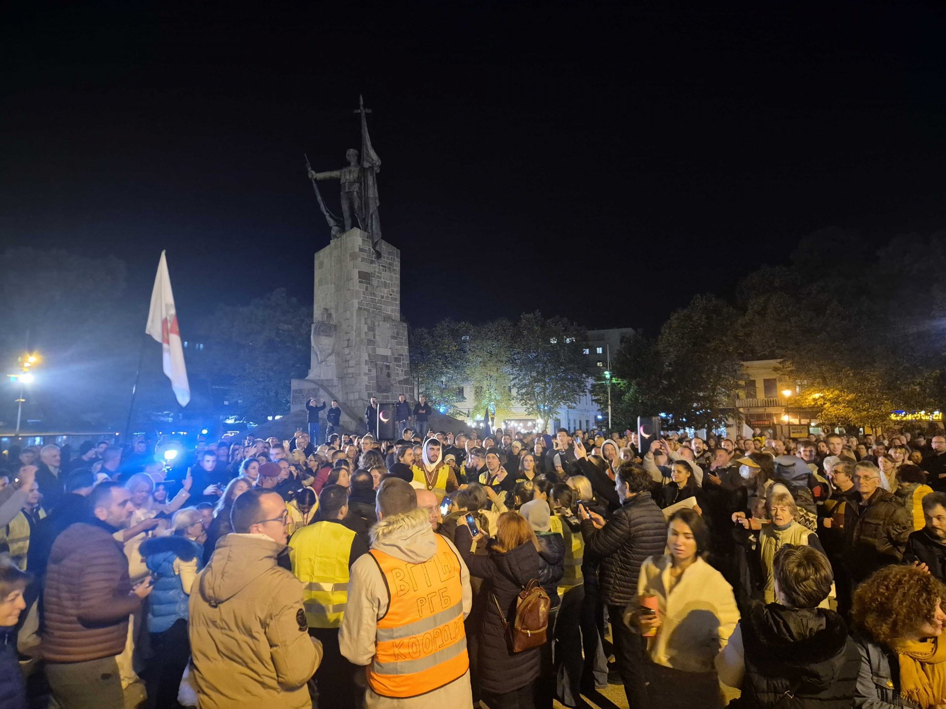 Novopazarski studenti stigli u Kraljevo, priređen im doček na Trgu srpskih ratnika