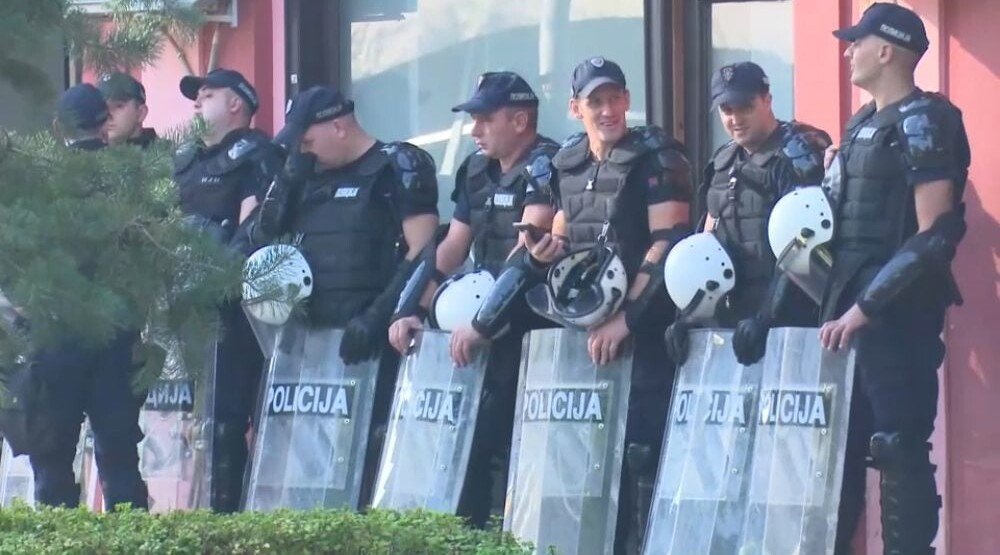 Napeto u Zaječaru: SNS organizuje sjednicu Skupštine uprkos odluci suda, prisutni policija i privatno obezbjeđenje, opozicija neće da zauzme mjesta