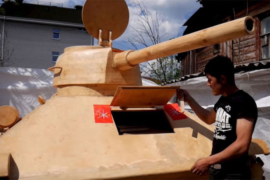 Mladi stolar izradio drveni tenk T-34 u prirodnoj veličini