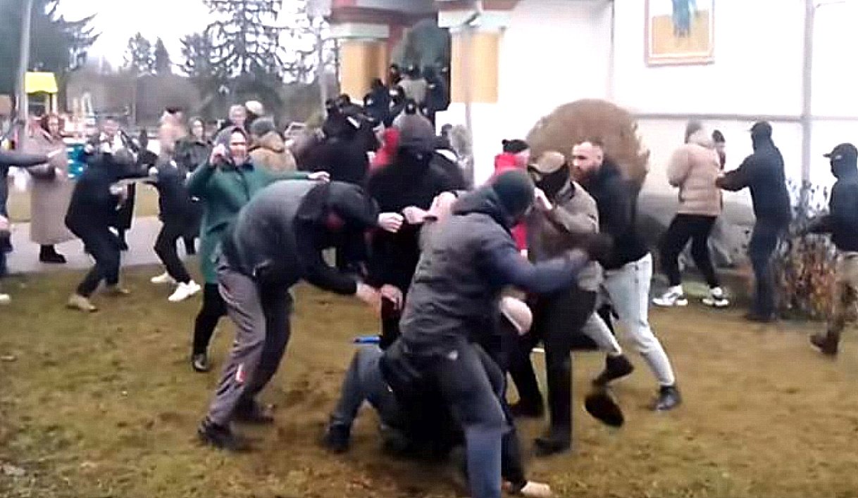 Opšta tuča ispred crkve
