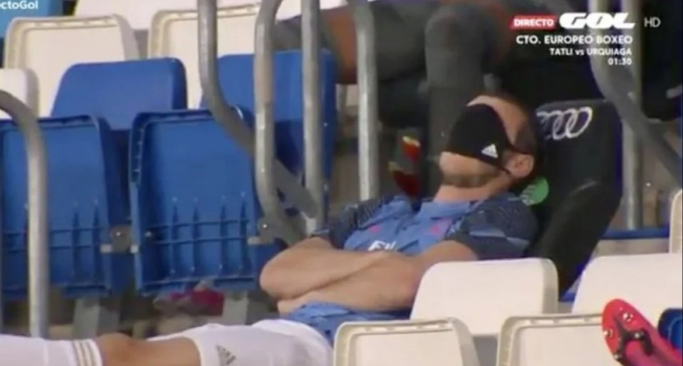 Bejl zaspao na tribini tokom utakmice
