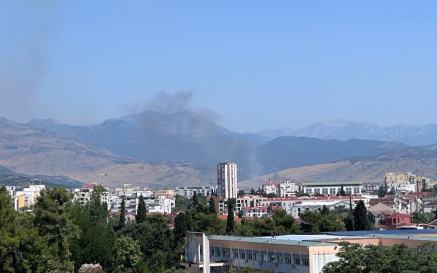Bukti požar na periferiji Podgorice: Vatra se primiče Vrelima ribničkim