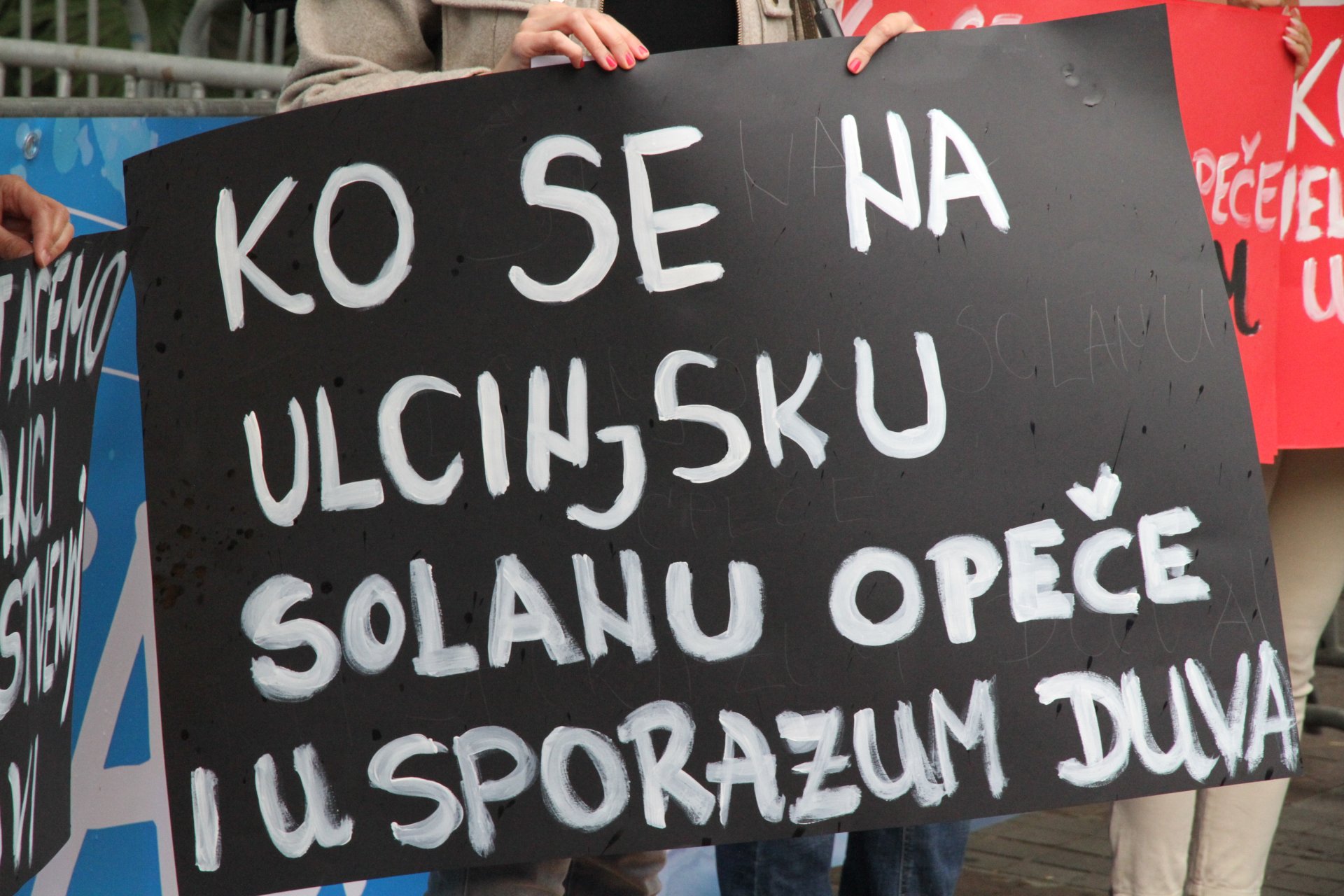 Protest ispred Skupštine - pogledajte fotografije