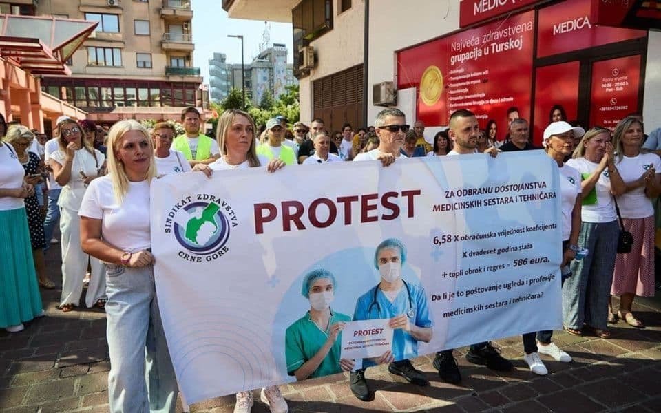 Medicinske sestre i tehničari dolaze pred Vladu jer ih premijer ignoriše