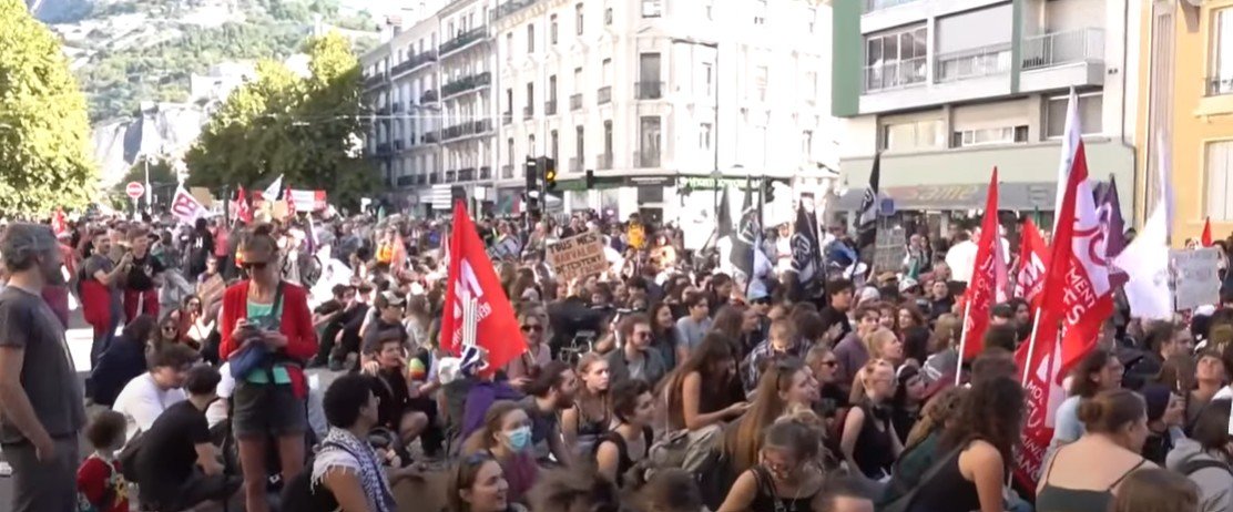 Milion ljudi protestuje u Francuskoj: Sukobi na ulicama, pala proizvodnja struje, a uključili se i državni službenici