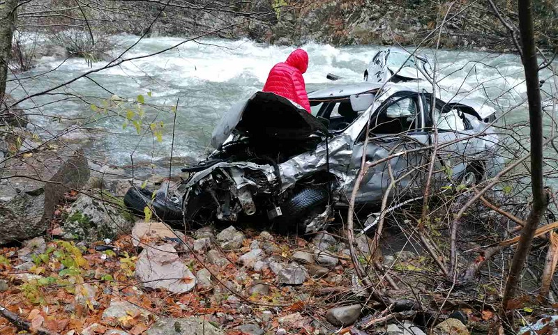 Auto sletjelo u kanjon Morače: Jedna osoba poginula, dvije povrijeđene