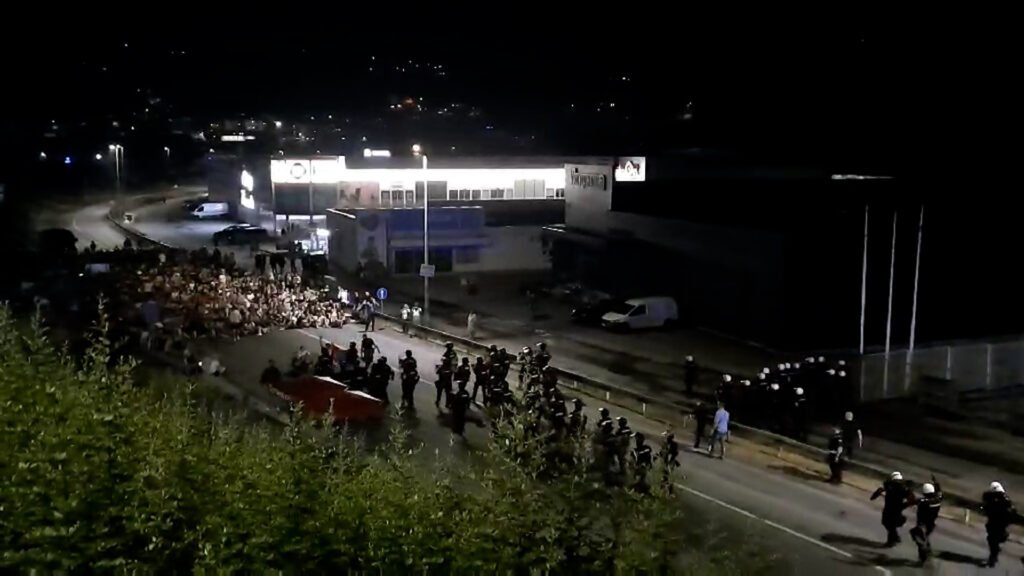 Srbija: Hapšenja u Užicu, revoltirani građani protestovali ispred zgrade policije