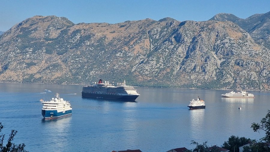 U kotorskom zalivu kruzer i katamaran