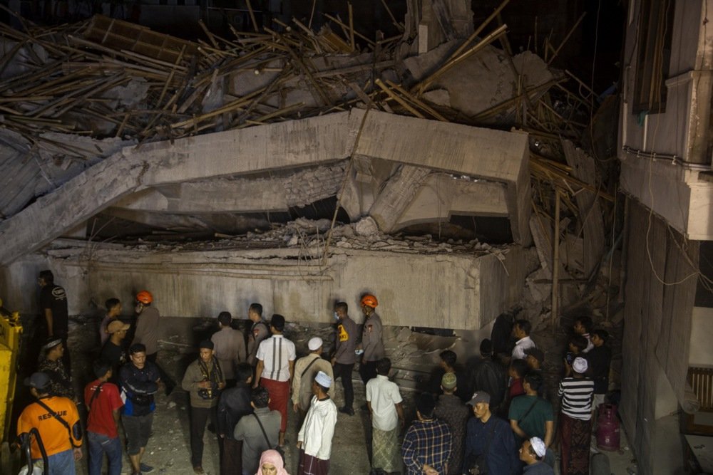 U urušavanju škole u Indoneziji najmanje tri učenika stradala, povrijeđeno 100