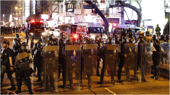 Žestoki sukobi demonstranata i policije u Hong Kongu