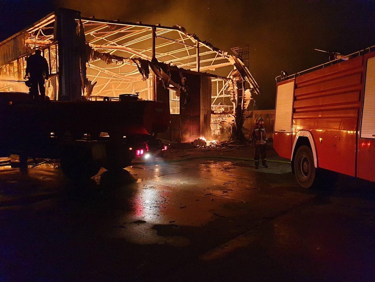 Požar u hangaru Radoja Dakića pod kontrolom, ekipe će dežurati tokom noći