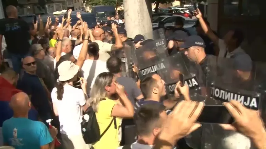 Napeto u Valjevu, sukob građana sa policijom