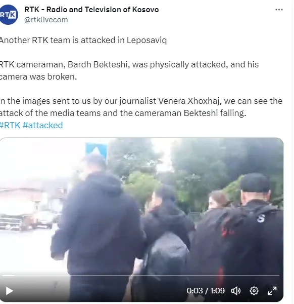 Srpski demonstranti pretukli kosovske novinare