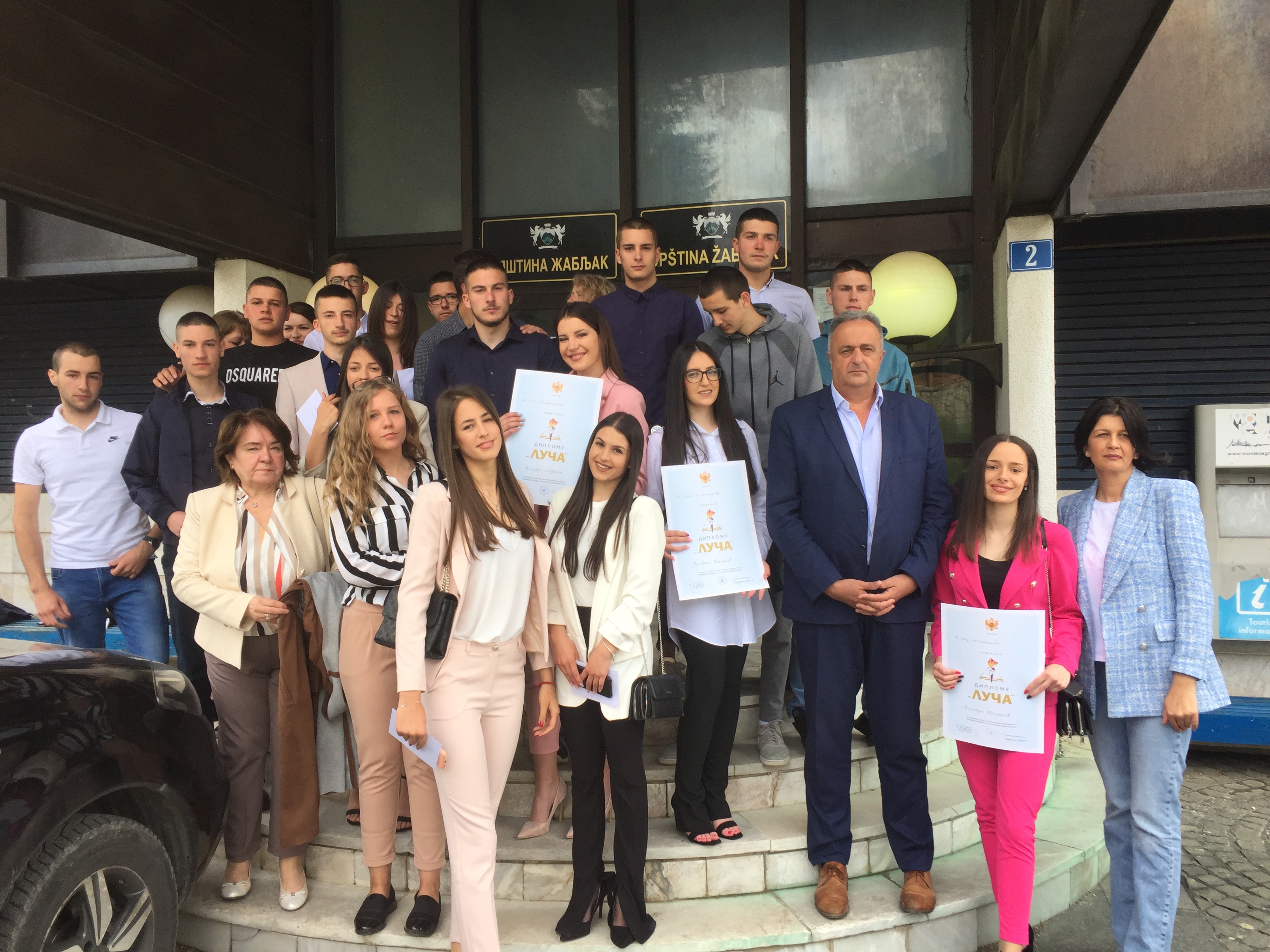 Uručene nagrade žabljačkim maturantima - Milica Krstajić i Ksenija Baltić đaci generacije