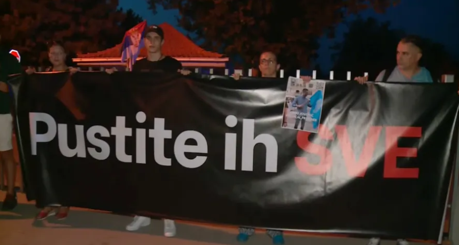 Protestna okupljanja u više gradova u Srbiji: Novosađani ispred zatvora na Klisi - Pustite ih sve